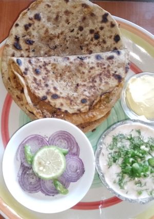 A picture of Stuffed white radish paratha (Punjabi mooli da paratha) 🧅🧄.