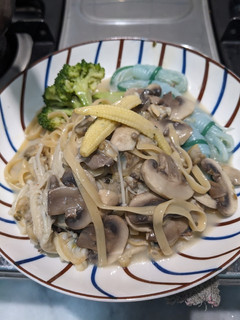 A picture of Low-Calorie Mushroom White Sauce Clam Pasta.