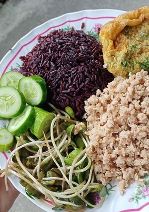 รูปของ อกไก่สับผัดกะปิ/ไข่ชะอมทอดหม้อไร้น้ำมัน