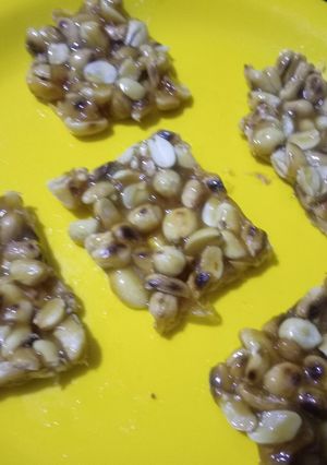 સીંગદાણા ચીક્કી (Singdana Chikki Recipe In Gujarati) રેસીપી મુખ્ય ફોટો