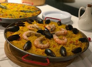 Una foto de Paella de mariscos