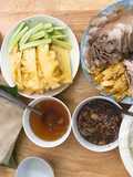 Bánh tráng cuốn thịt luộc chấm mắm mực
