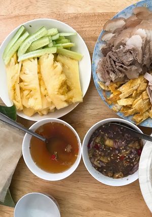 Hình của món Bánh tráng cuốn thịt luộc chấm mắm mực.