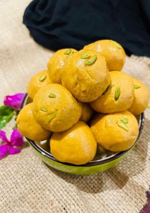 A picture of Besan ladoo.