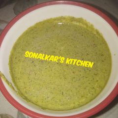 A picture of Green chutney.