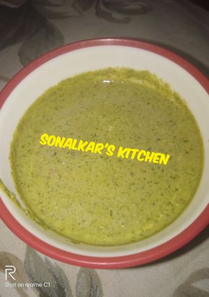 A picture of Green chutney.