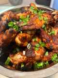 Alette di pollo marinate piccanti nel BBQ