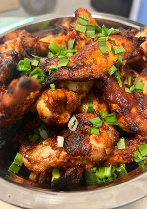 Foto di Alette di pollo marinate piccanti nel BBQ