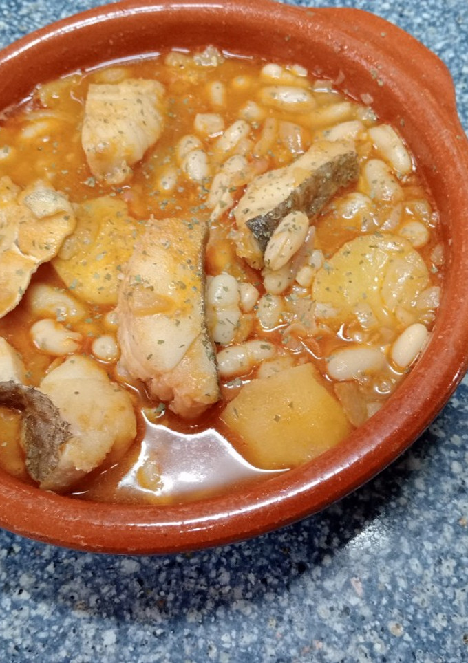Una foto de Alubias🫘 de bote🫙 con Bacalao 🐟