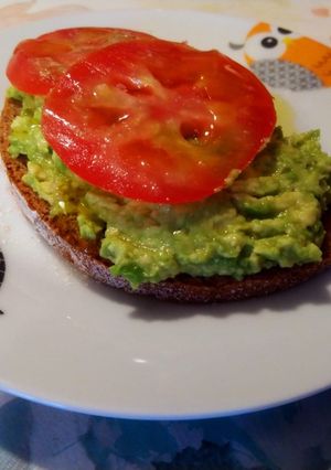 Una foto de Tostada con aguacate 🥑