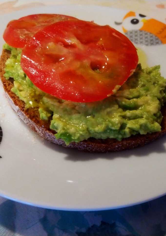 Una foto de Tostada con aguacate 🥑