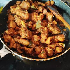 A picture of Chicken cooked without water.