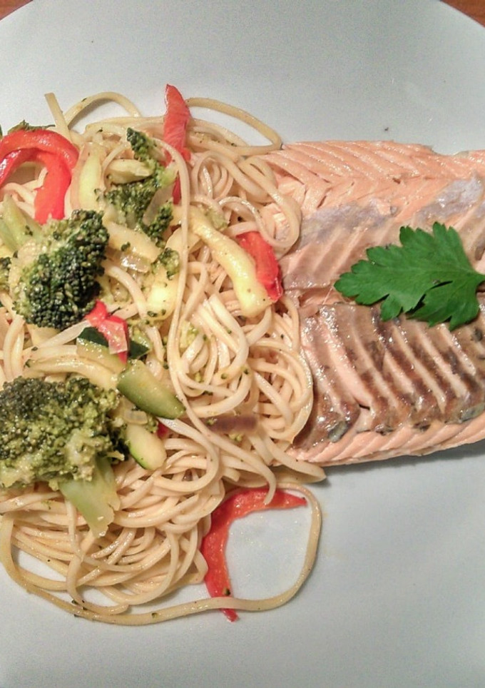 Una foto de Salmón en papillote con tomillo y verduras salteadas con fideos chinos