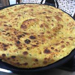 A picture of Besan ke parathay.