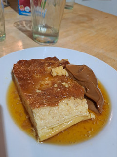 Una foto de Flan casero con un papá que es un dulce de leche
