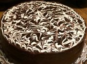 Una foto de café con chocolate blanco
