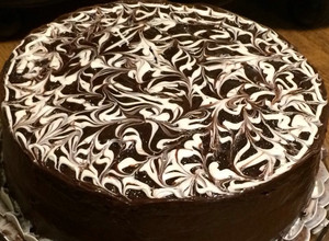 Una foto de Pastel capuchino relleno de queso crema c/chocolate blanco