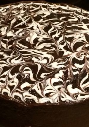 Una foto de Pastel capuchino relleno de queso crema c/chocolate blanco