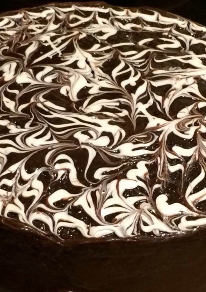 Una foto de Pastel capuchino relleno de queso crema c/chocolate blanco