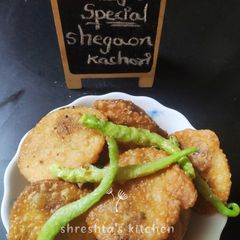 A picture of Shegaon kachori.