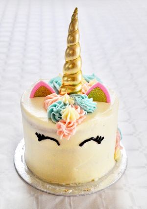 Une photo de Layer cake chocolat blanc fraise