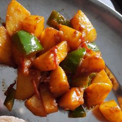 A picture of Aloo capsicum vegetable.