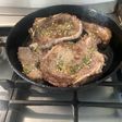 Costeletas de Vaca con Palta, Huevo Duro y Tomate
