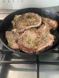 Costeletas de Vaca con Palta, Huevo Duro y Tomate