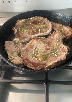Una foto de Costeletas de Vaca con Palta, Huevo Duro y Tomate