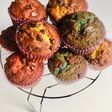 Magdalenas de colores con pepitas de chocolate