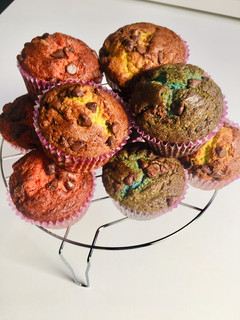 Una foto de Magdalenas de colores con pepitas de chocolate
