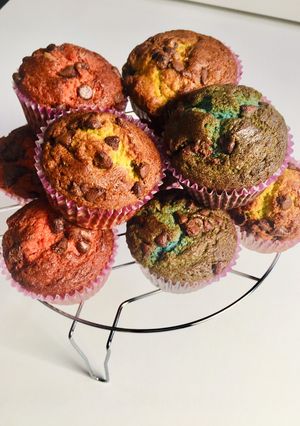 Una foto de Magdalenas de colores con pepitas de chocolate