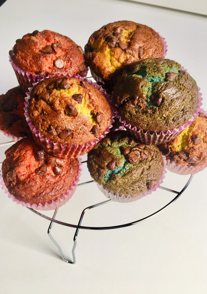 Una foto de Magdalenas de colores con pepitas de chocolate