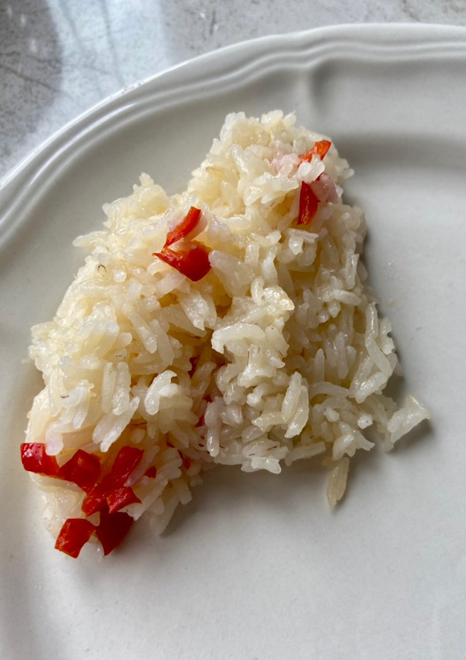 Una foto de Arroz simple con un toque de cebolla y chile pimiento