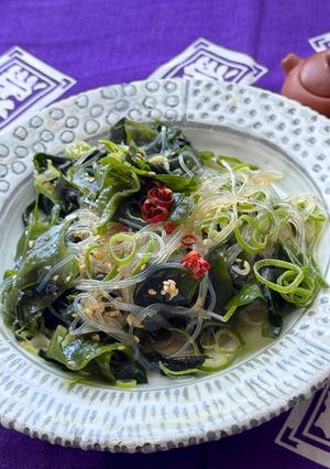 A picture of Japanese Wakame seaweed salad.