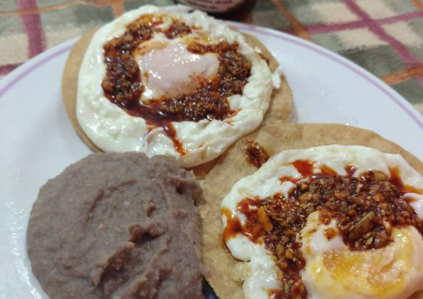 Huevos estrellados con salsa de semillas
