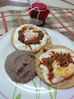 Una foto de Huevos estrellados con salsa de semillas