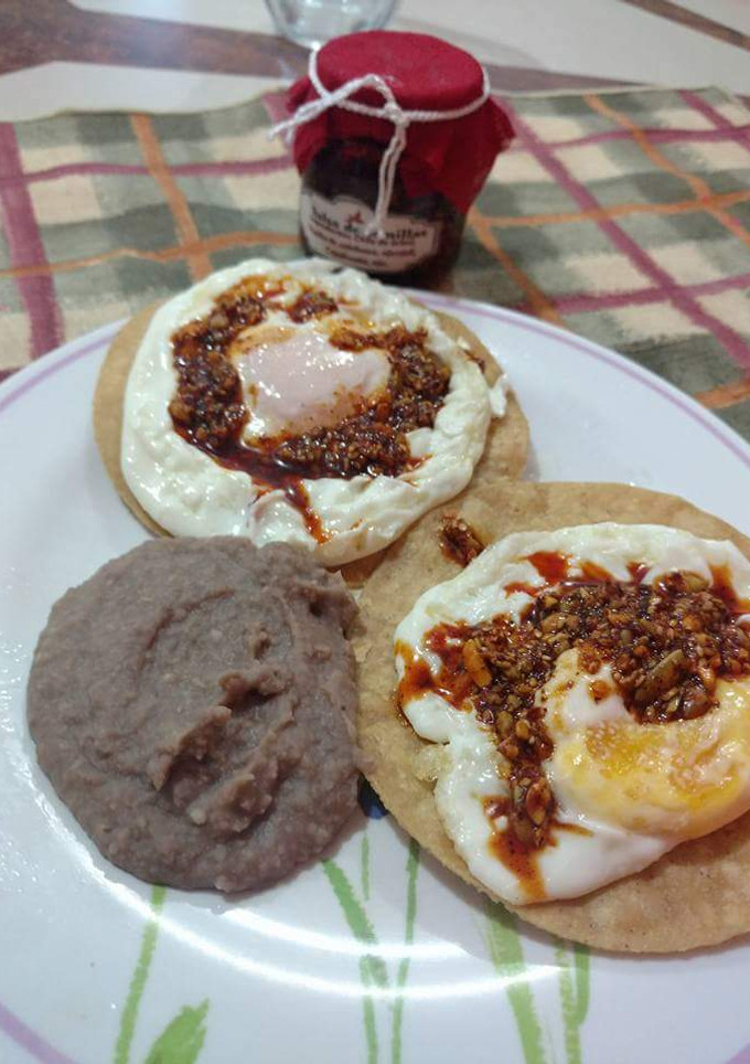 Una foto de Huevos estrellados con salsa de semillas
