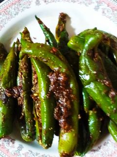 बेसन बाली मिर्च (Besan wali mirch recipe in hindi) रेसिपी मुख्य फोटो