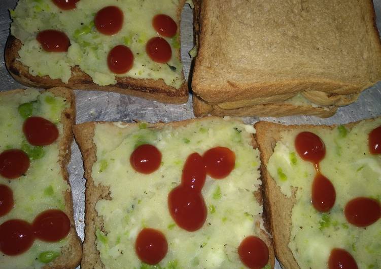 Potato and peas sandwich