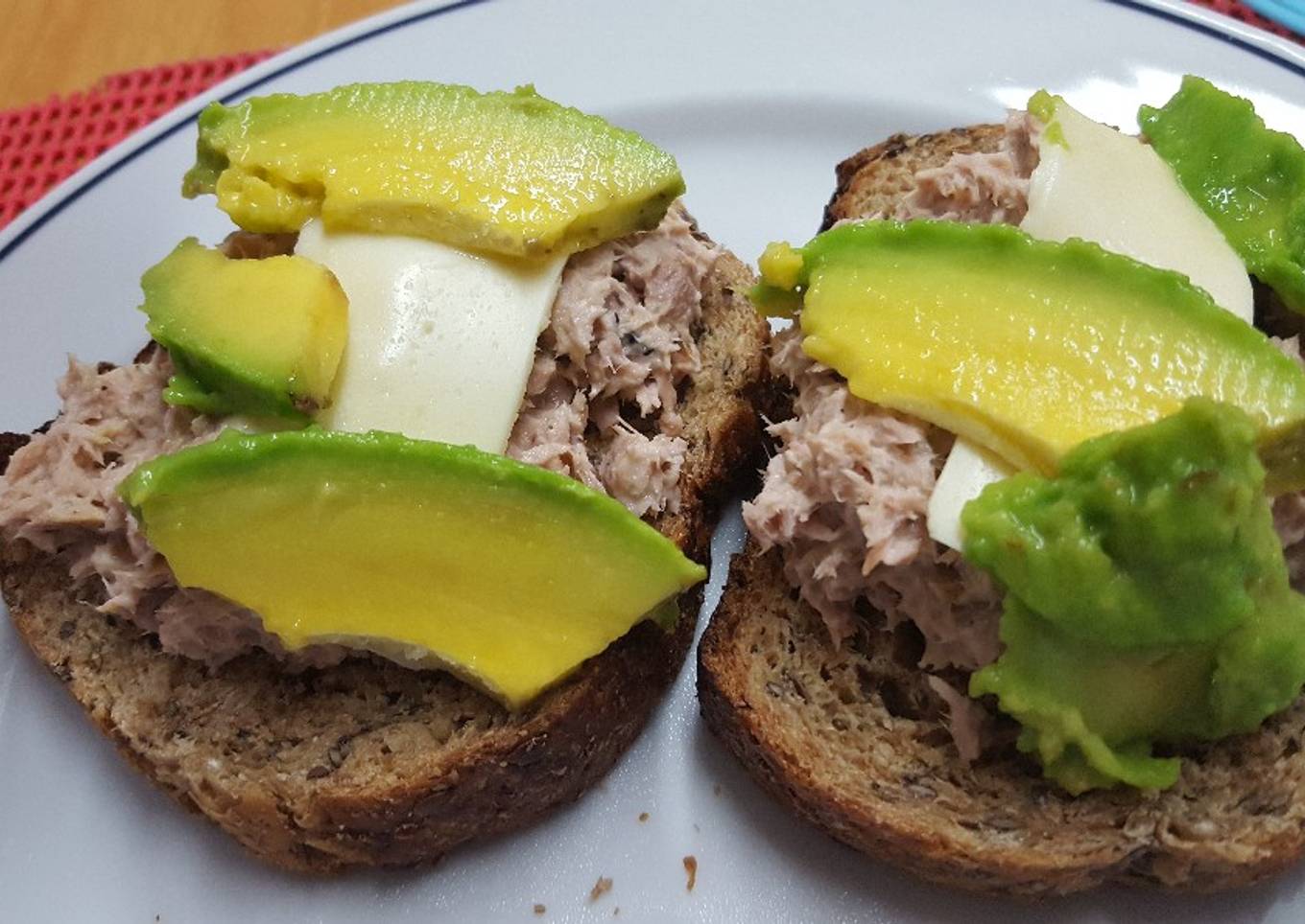 Sándwich de atún con queso y aguacate