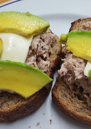 Una foto de Sándwich de atún con queso y aguacate