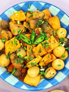 Hình của món Nấm rơm, đậu phụ, trứng cút kho tiêu.
