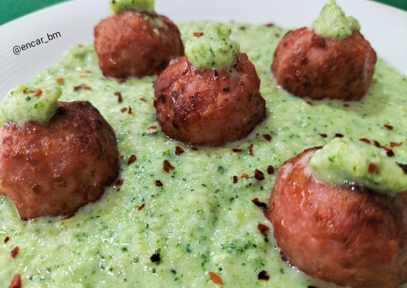 Albóndigas con puré de brócoli y puerro