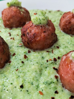 Una foto de Albóndigas con puré de brócoli y puerro
