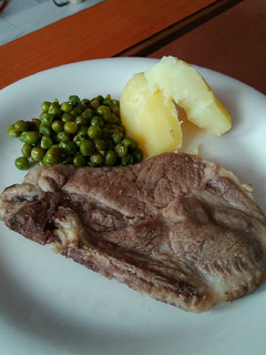 Una foto de Chuleta de cerdo con hierbabuena y vino blanco