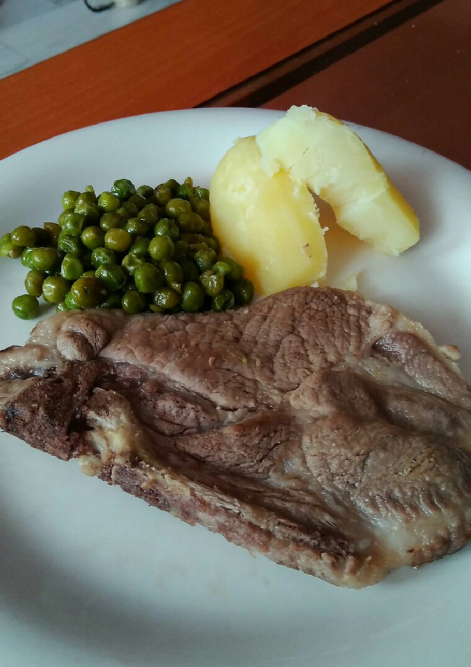 Una foto de Chuleta de cerdo con hierbabuena y vino blanco
