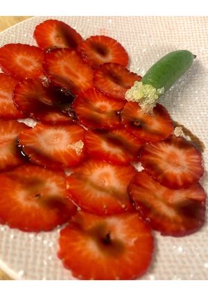 Une photo de Carpaccio de fraises balsamique citron caviar