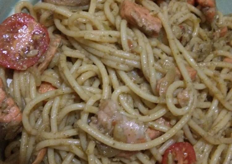 Cara Gampang Menyiapkan Spaghetti salmon pesto, Enak Banget