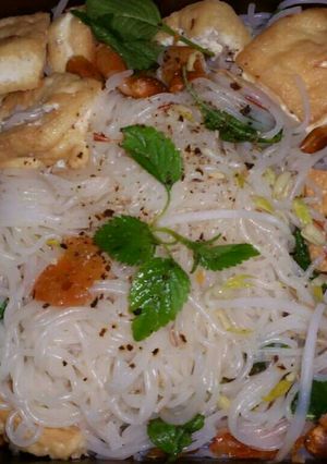 Hình của món Bún trộn hải sản chua cay.